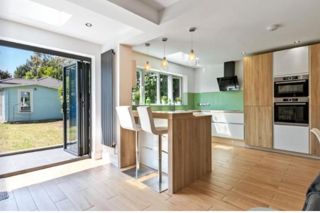 Large Family Home Near Richmond Park Ню Молдън Екстериор снимка