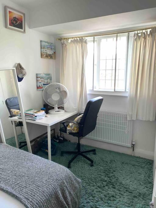 Large Family Home Near Richmond Park Ню Молдън Екстериор снимка