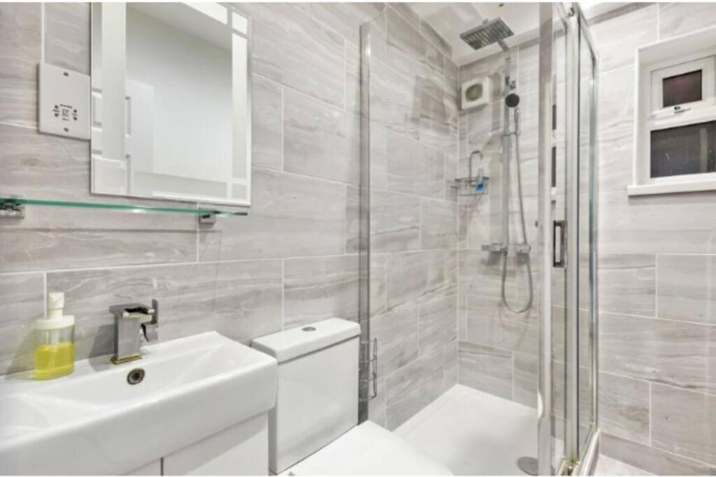 Large Family Home Near Richmond Park Ню Молдън Екстериор снимка
