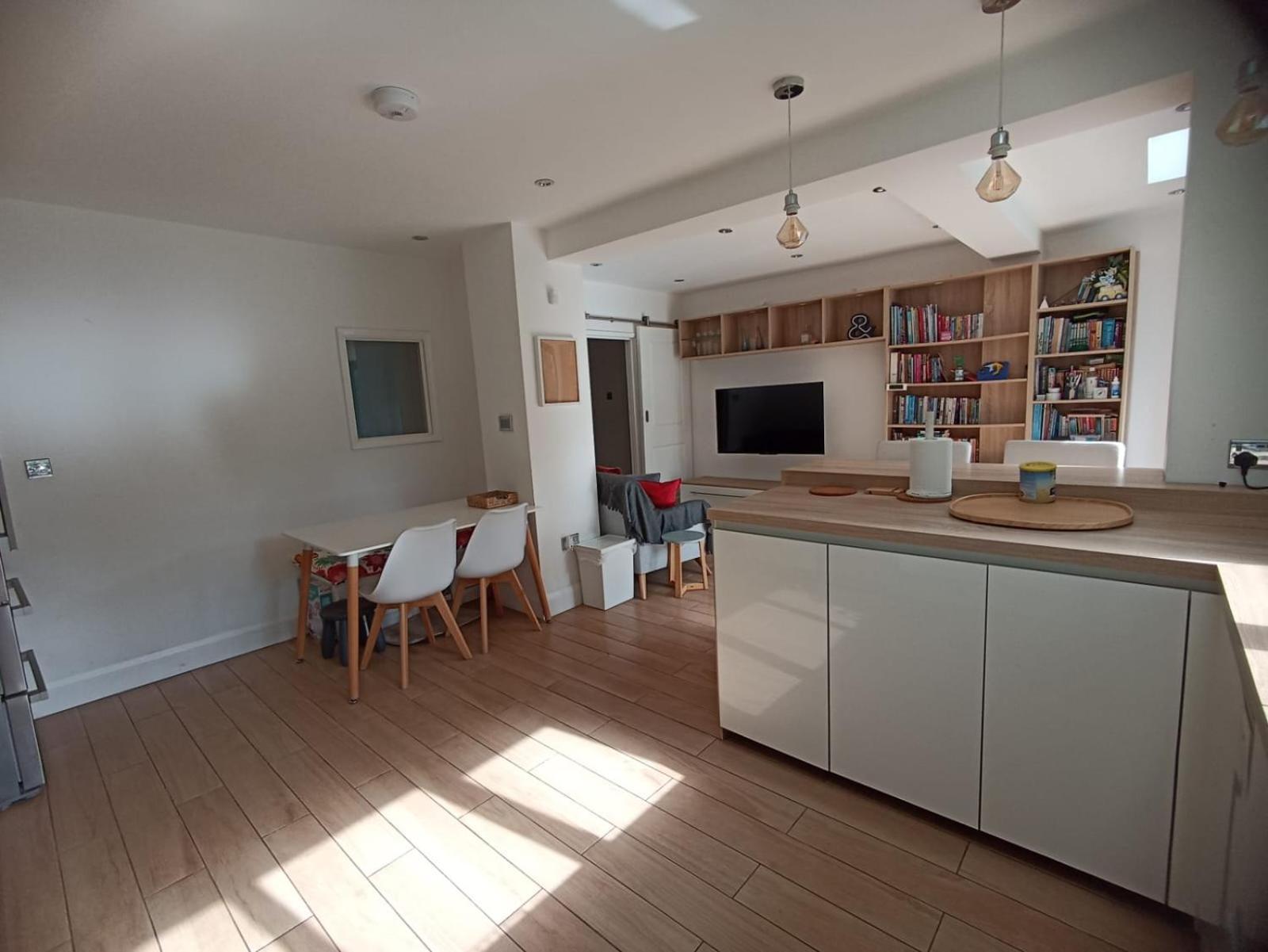 Large Family Home Near Richmond Park Ню Молдън Екстериор снимка
