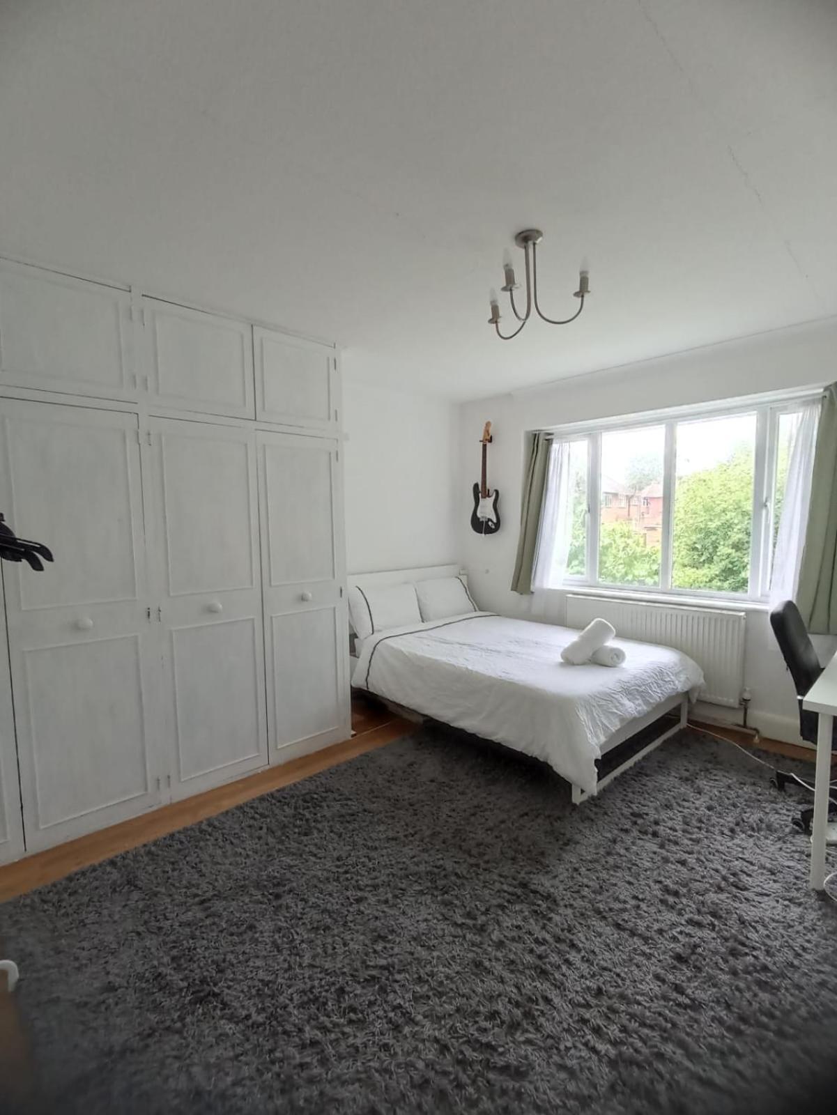 Large Family Home Near Richmond Park Ню Молдън Екстериор снимка