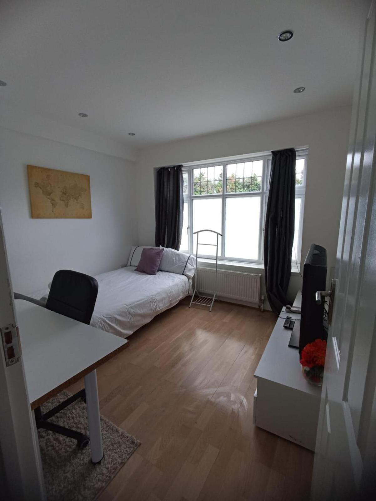 Large Family Home Near Richmond Park Ню Молдън Екстериор снимка
